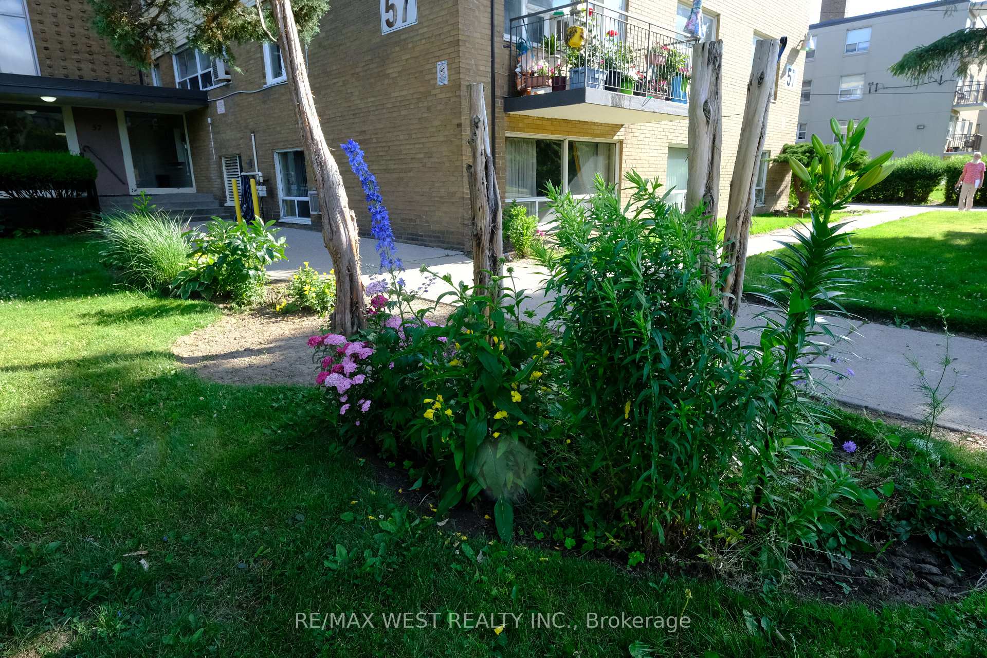 Photo 3 of Unit 302, 57 Neptune Drive, Toronto, Englemount-Lawrence — HOMEH