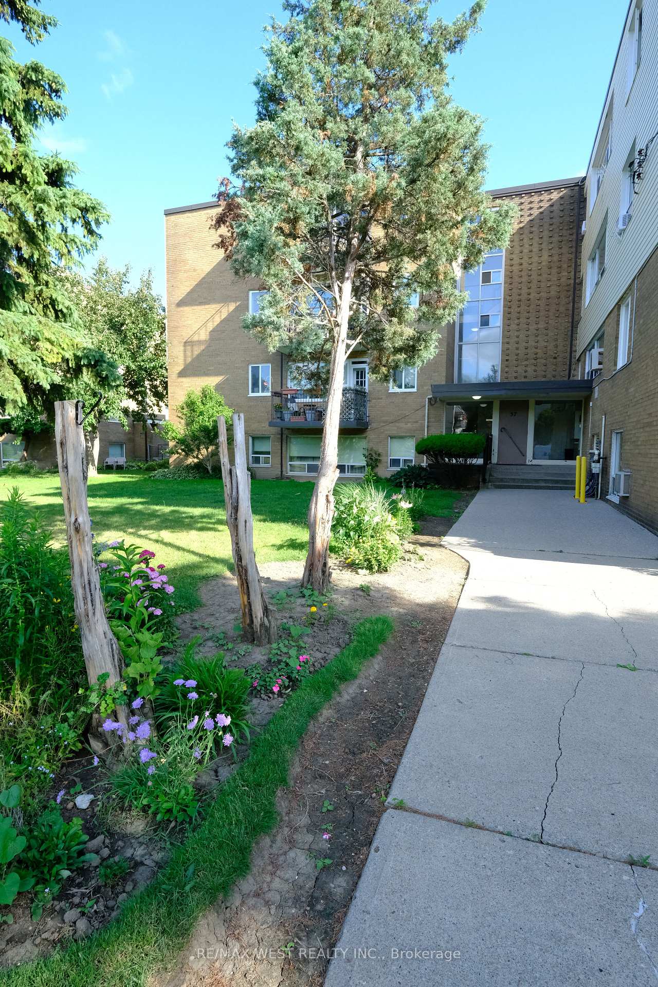 Photo 4 of Unit 302, 57 Neptune Drive, Toronto, Englemount-Lawrence — HOMEH