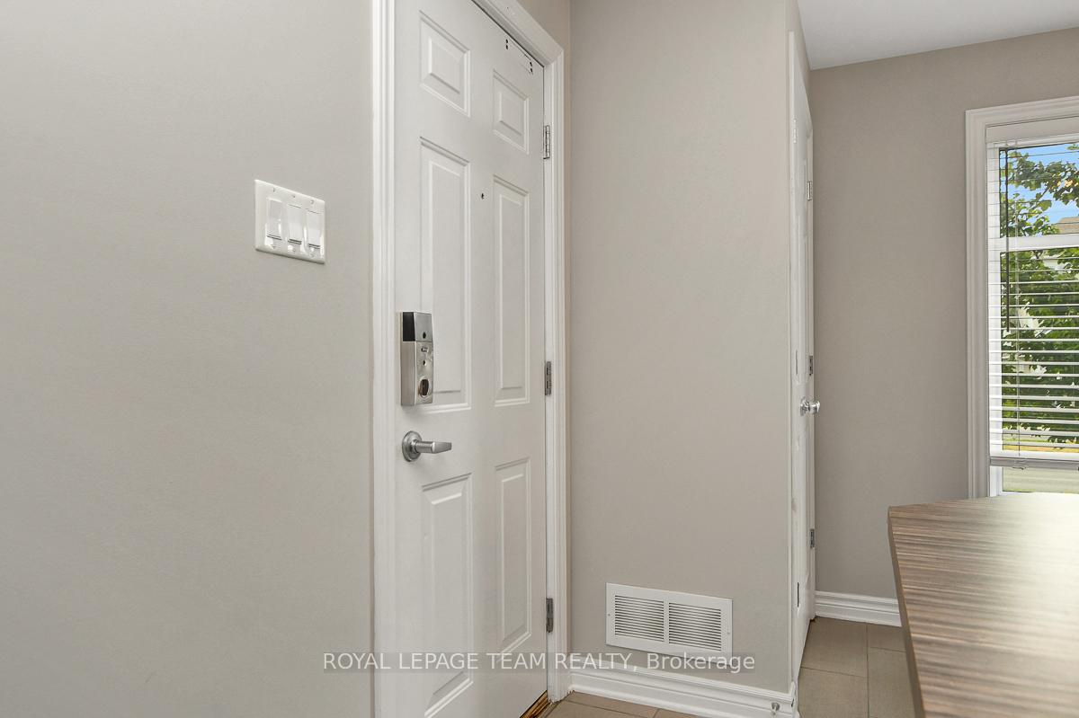 Photo 4 of Unit B, 629 Chapman Mills Drive, Ottawa, Barrhaven - Strandherd — HOMEH