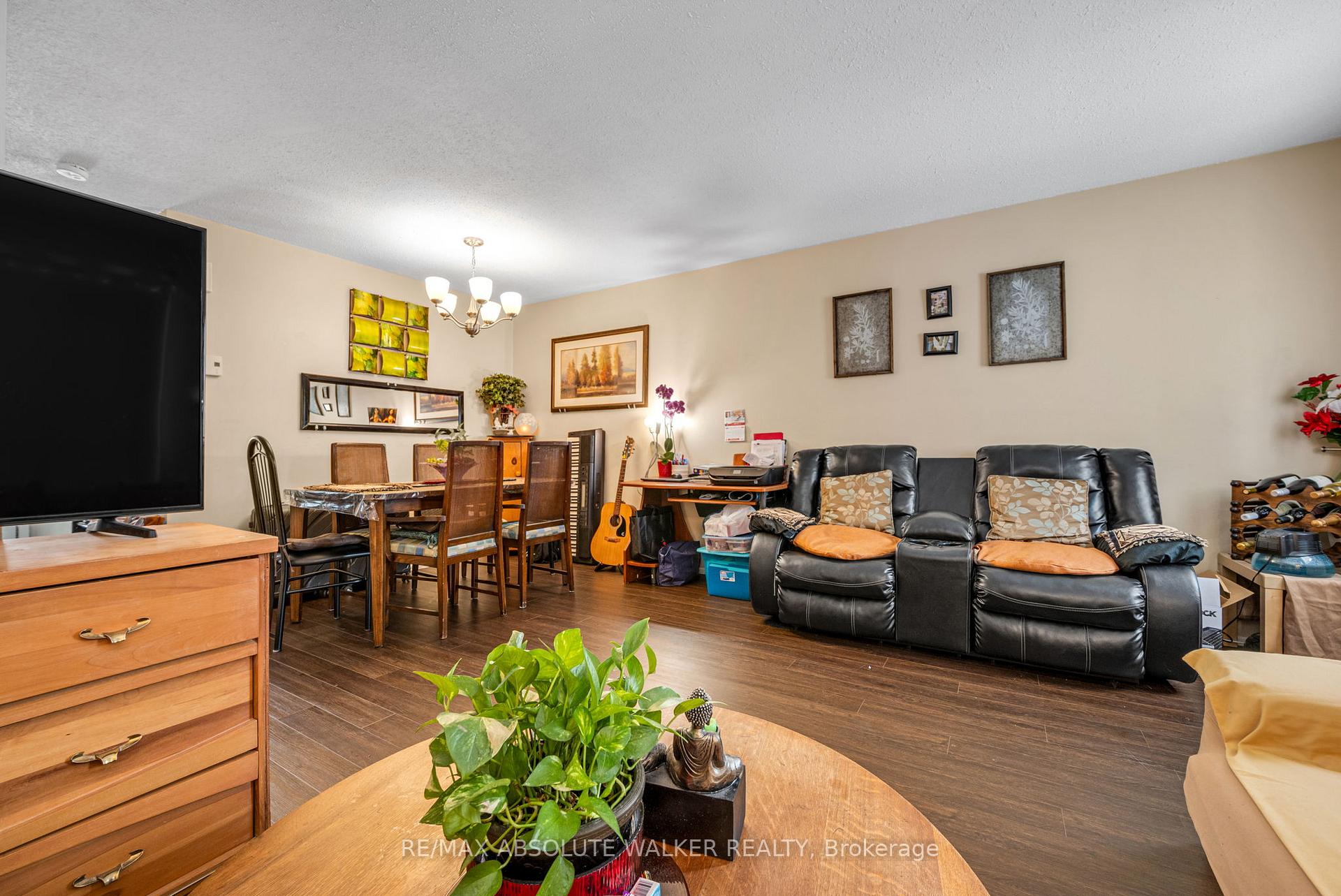 Photo 4 of 25A Sonnet Crescent, Ottawa, Westcliffe Estates — HOMEH