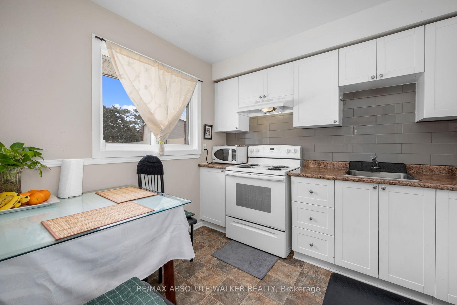 Photo 7 of 25A Sonnet Crescent, Ottawa, Westcliffe Estates — HOMEH