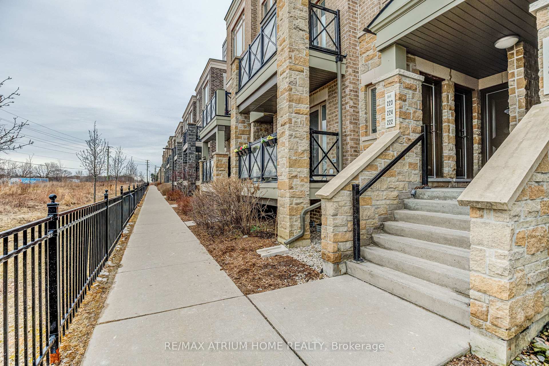 Photo 4 of Unit 220, 10 Dunsheath Way, Markham, Cornell — HOMEH