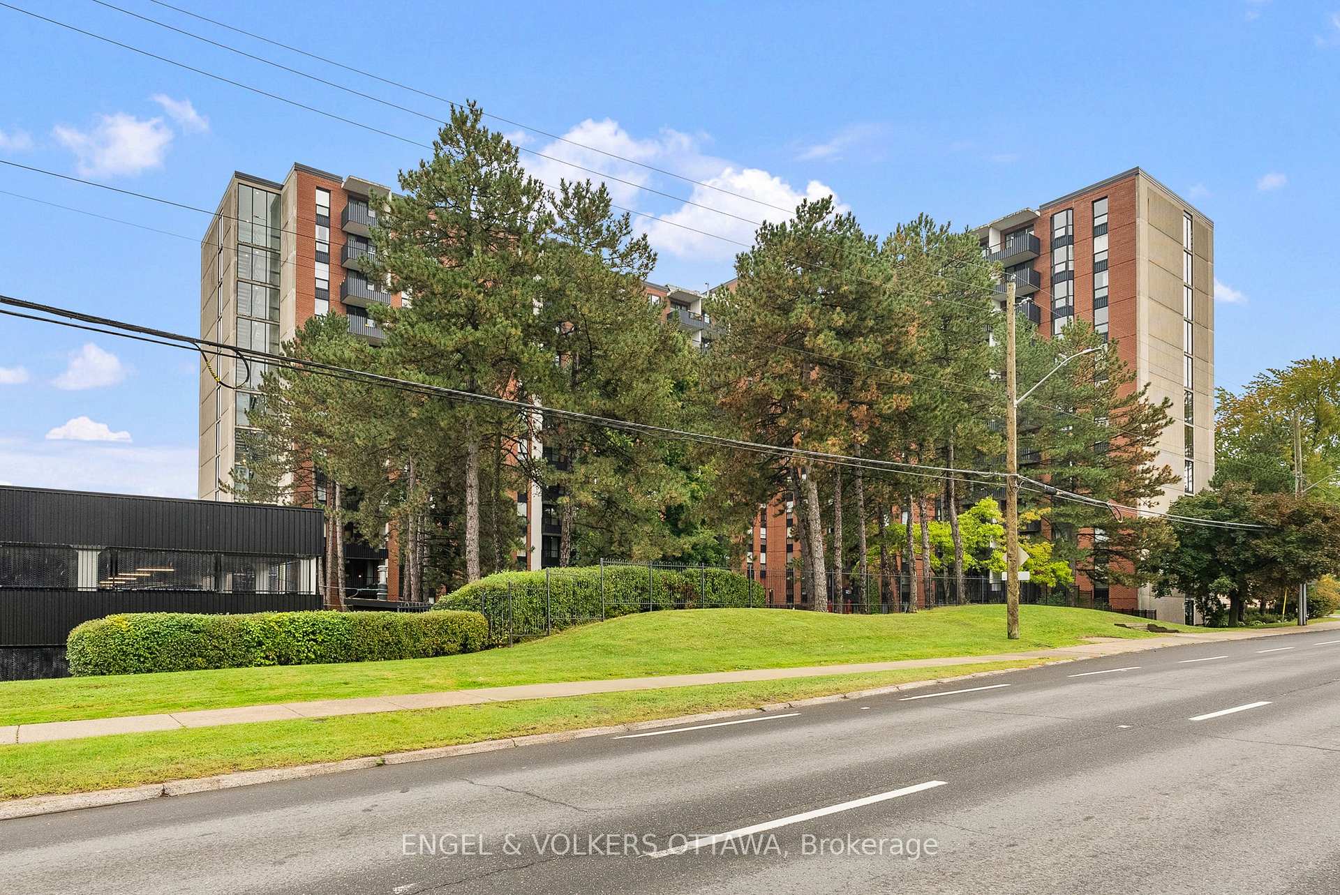 Photo 2 of Unit 1006, 2951 Riverside Drive, Ottawa, Mooneys Bay/Riverside Park — HOMEH