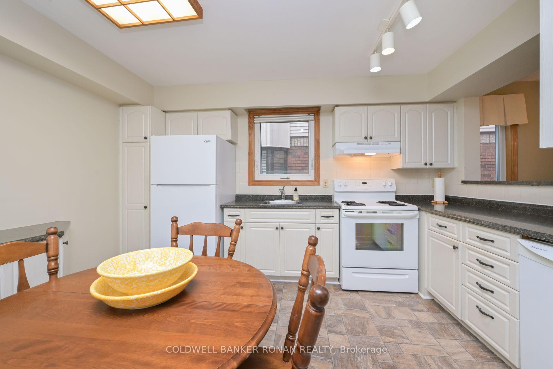 Photo 6 of Unit 16, 25 Parkette Drive, New Tecumseth, Alliston — HOMEH