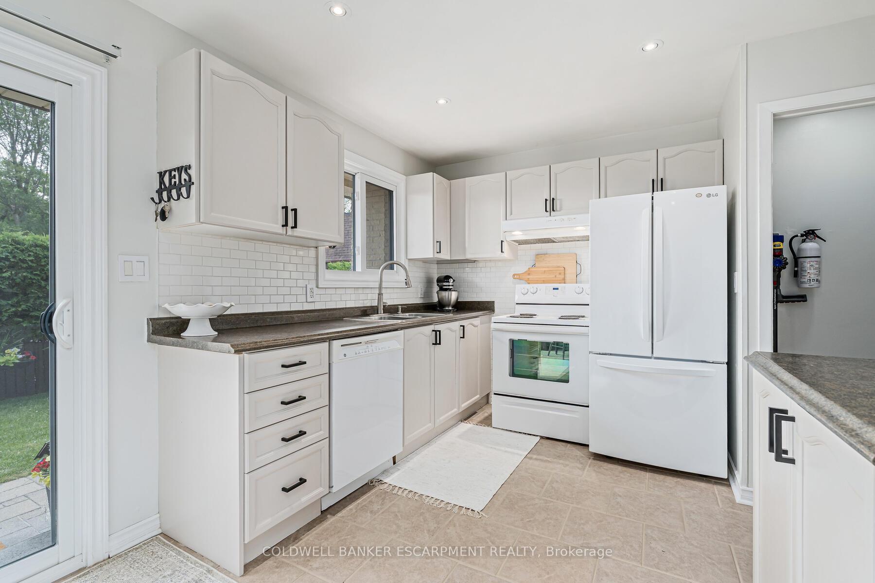 Photo 3 of Unit 27, 20 Mountainview Road S, Halton Hills, Georgetown — HOMEH