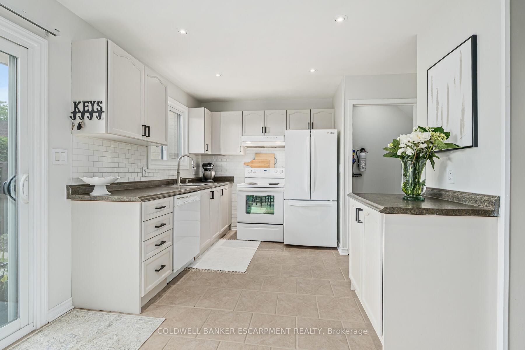 Photo 4 of Unit 27, 20 Mountainview Road S, Halton Hills, Georgetown — HOMEH