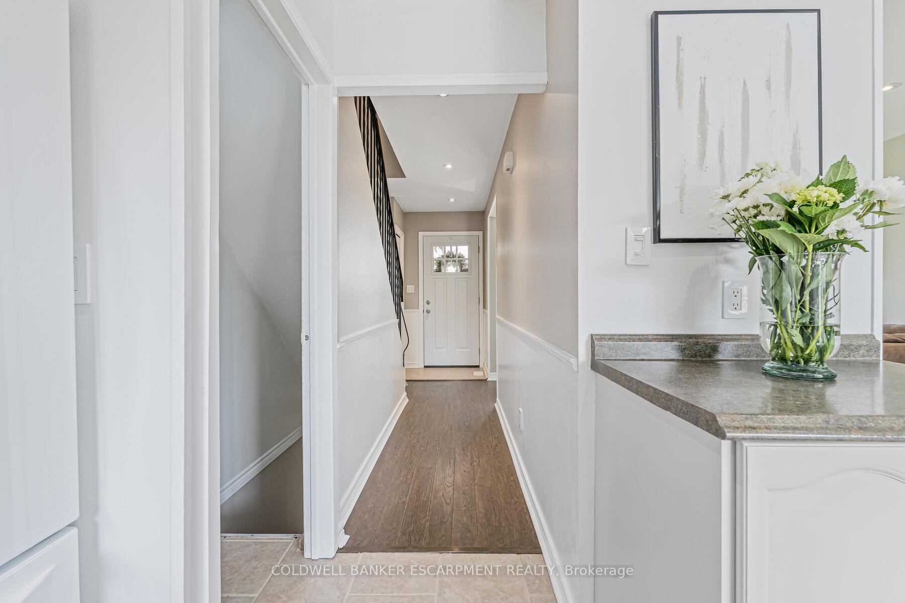 Photo 6 of Unit 27, 20 Mountainview Road S, Halton Hills, Georgetown — HOMEH