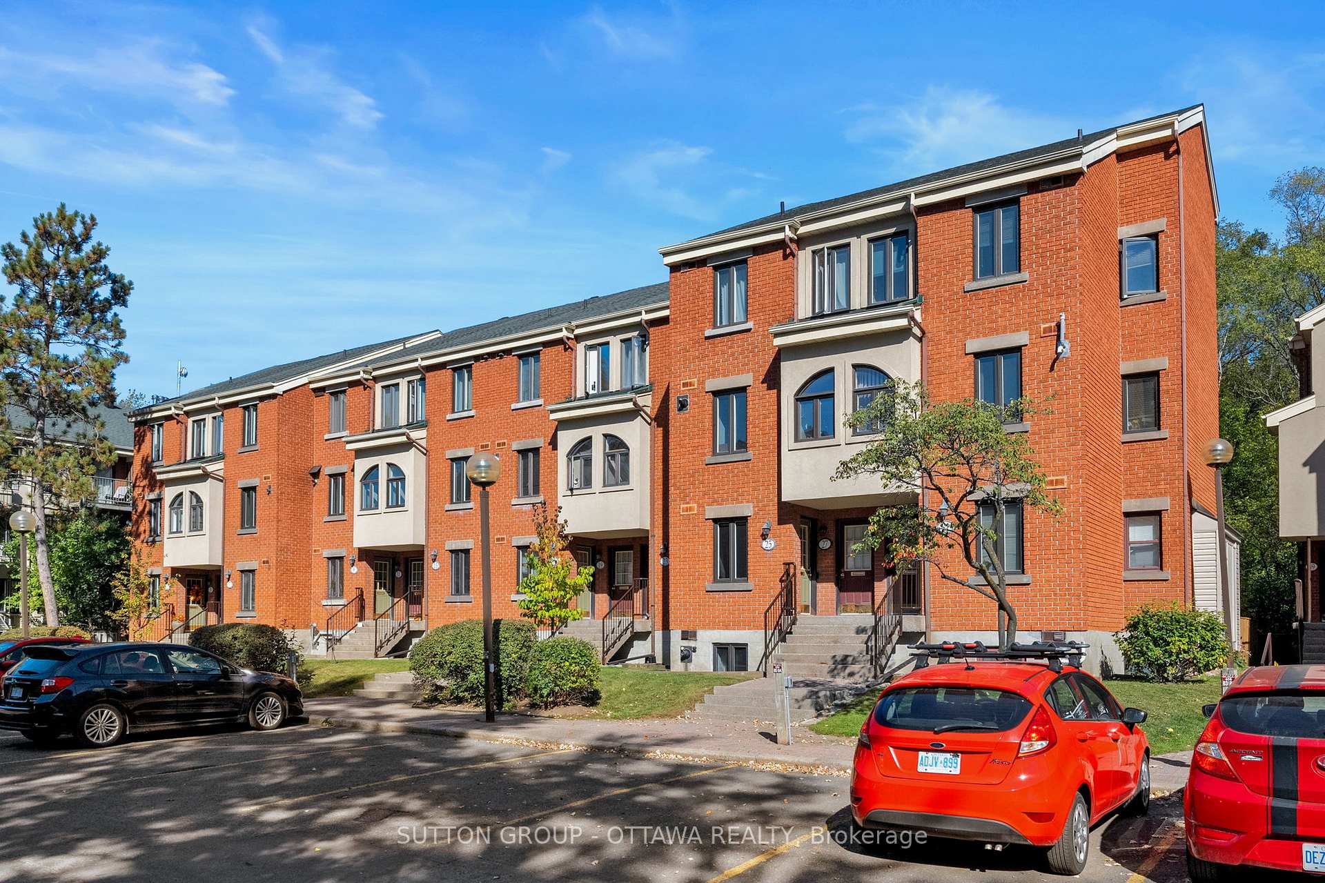 Photo 1 of 25 Crispin Private, Ottawa, Manor Park — HOMEH