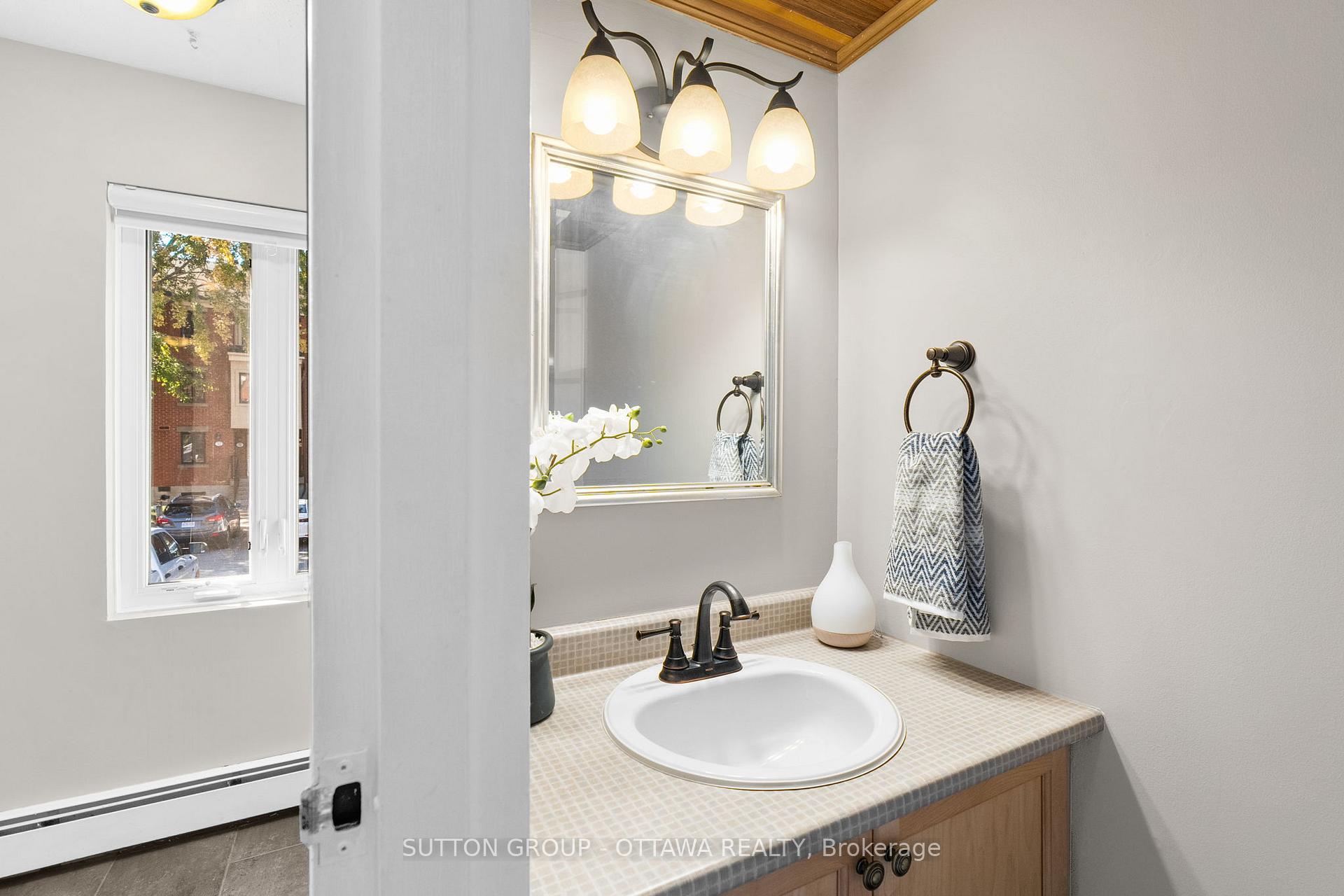 Photo 5 of 25 Crispin Private, Ottawa, Manor Park — HOMEH