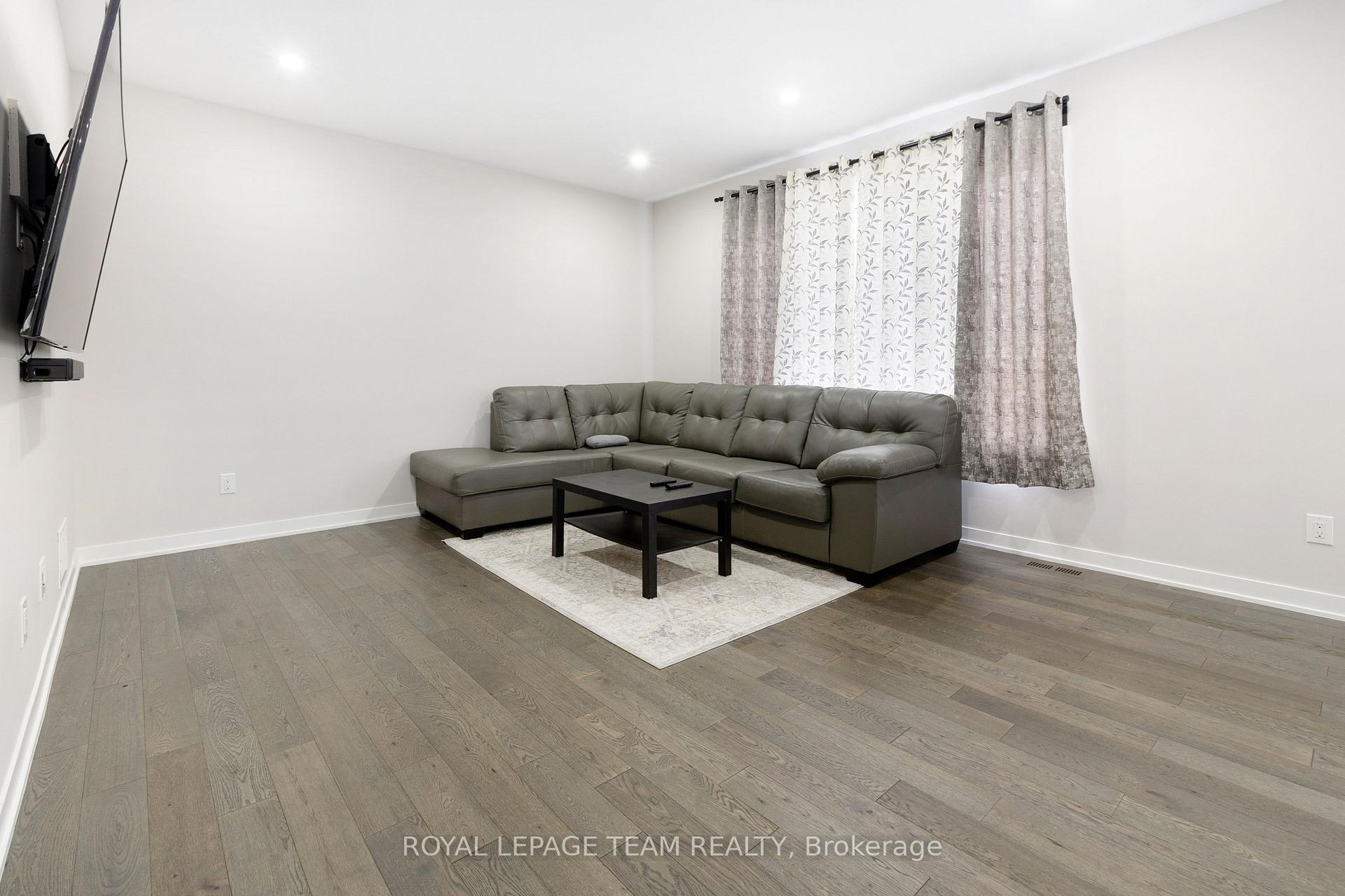 Photo 5 of 300 Appalachian Circle, Ottawa, Barrhaven - Half Moon Bay — HOMEH