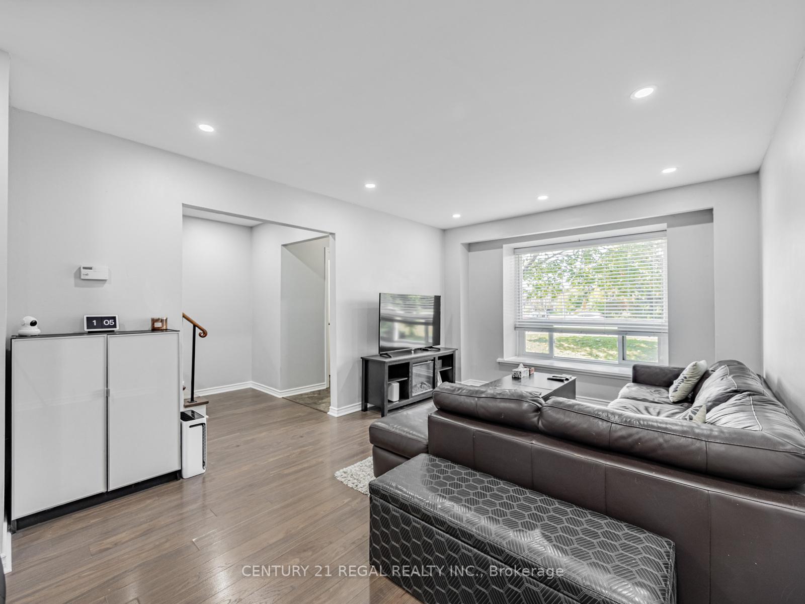 Photo 5 of 4 Groves Lane, Ajax, South East — HOMEH