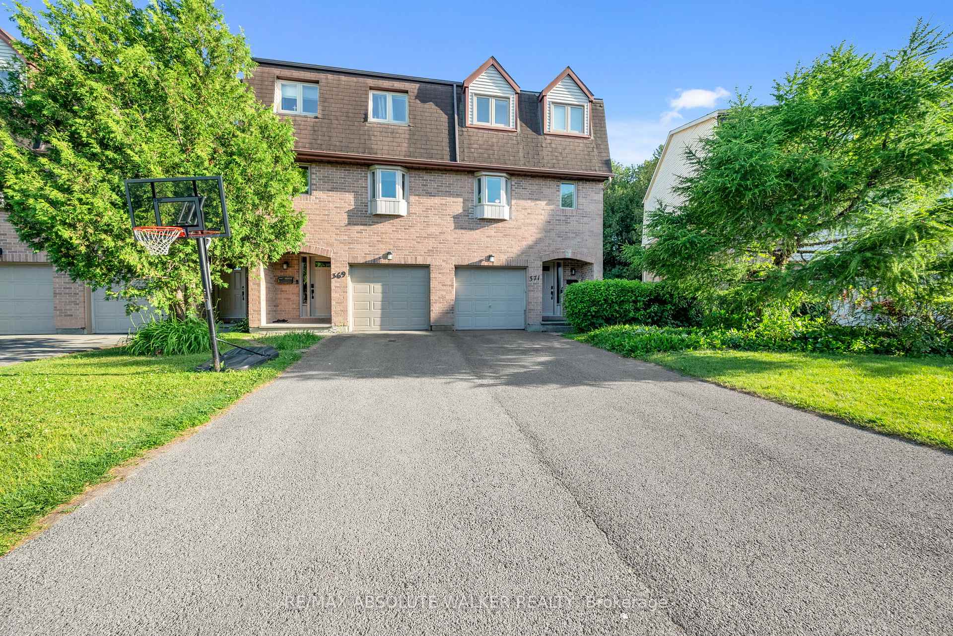 Front of Unit 4, 371 Pickford Drive