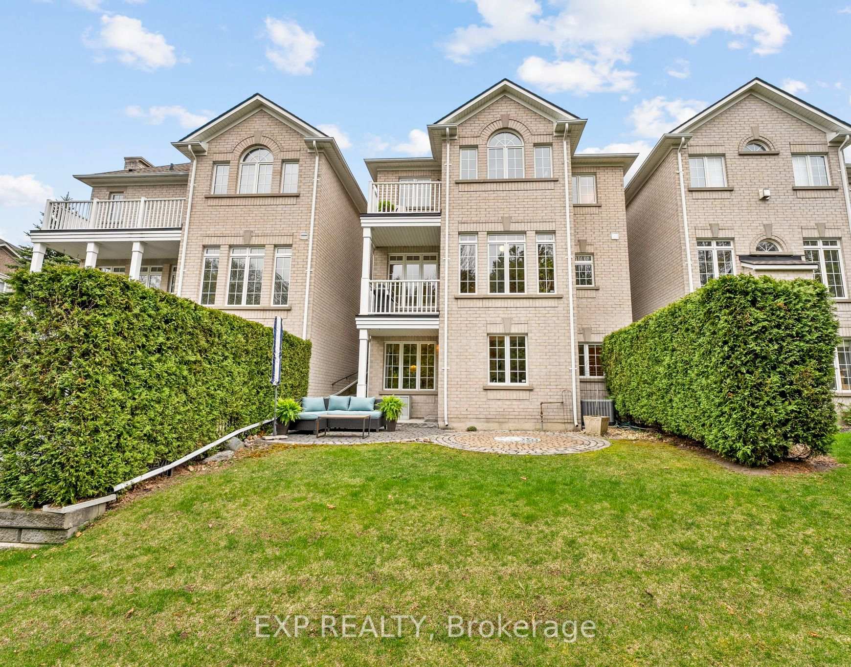 Photo 3 of 54 Stonecliffe Crescent, Aurora, Aurora Estates — HOMEH