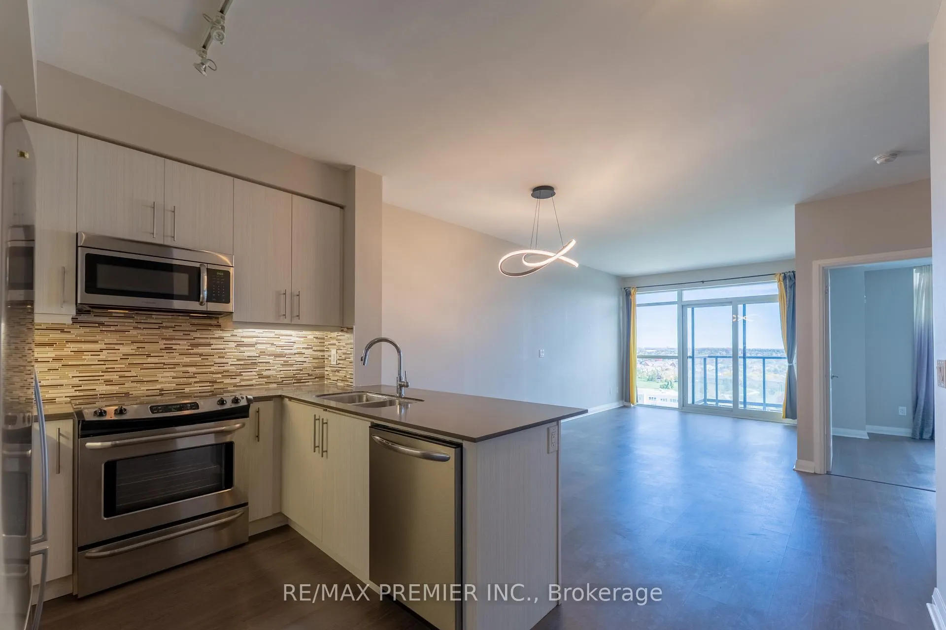 Front of Unit 1401, 55 Oneida Crescent