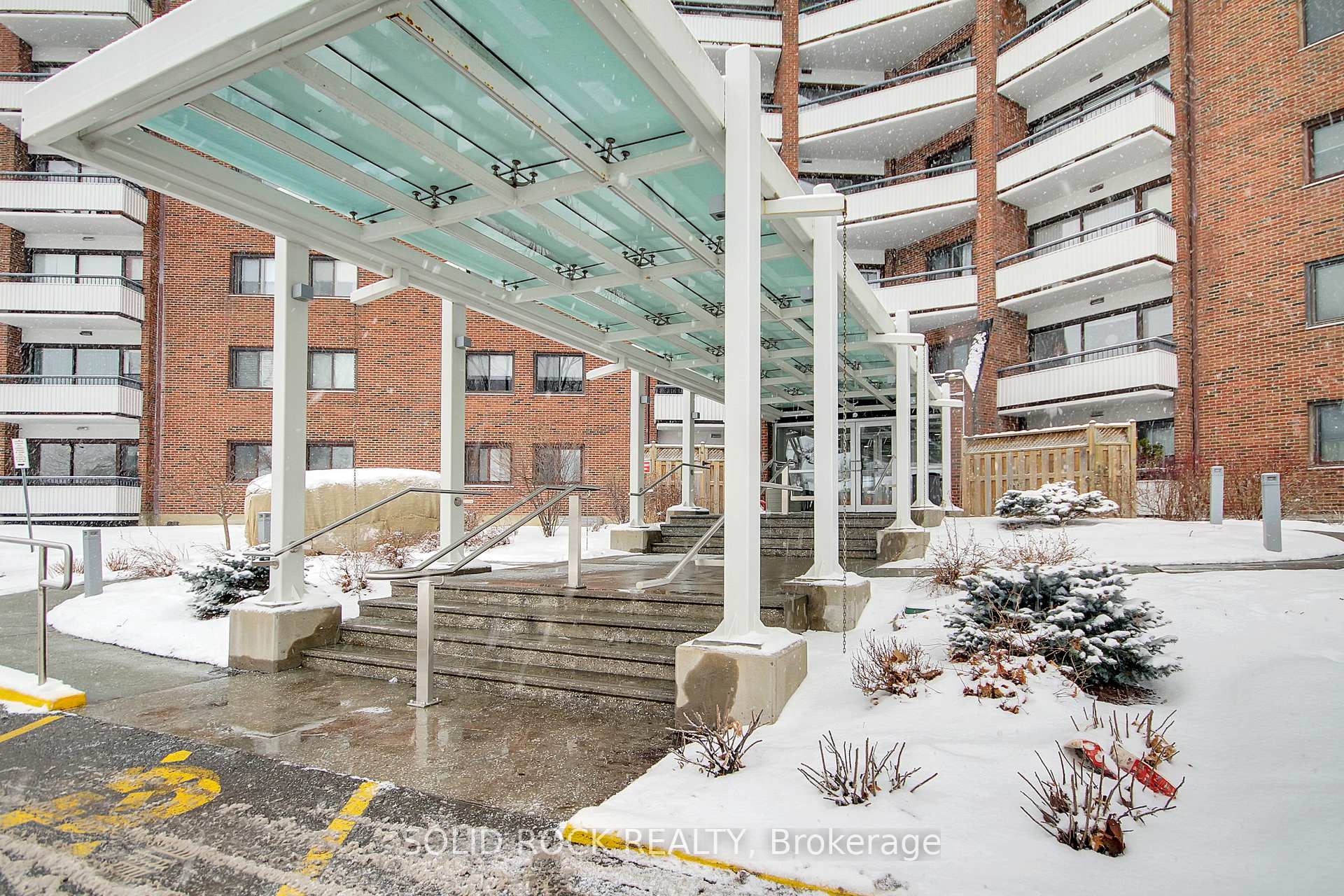 Photo 3 of Unit 402, 20 Chesterton Drive, Ottawa, Borden Farm/Stewart Farm/Carleton Heights/Parkwood Hills — HOMEH
