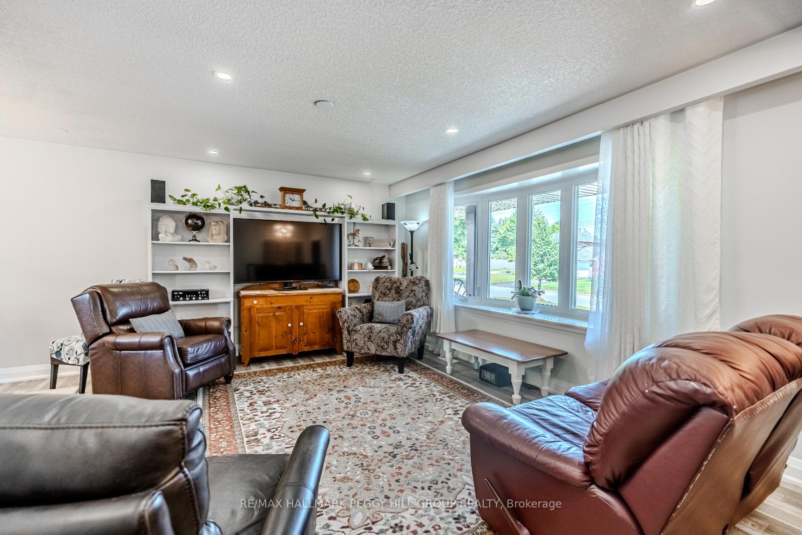 Photo 8 of 45 Ottaway Avenue, Barrie, Wellington — HOMEH