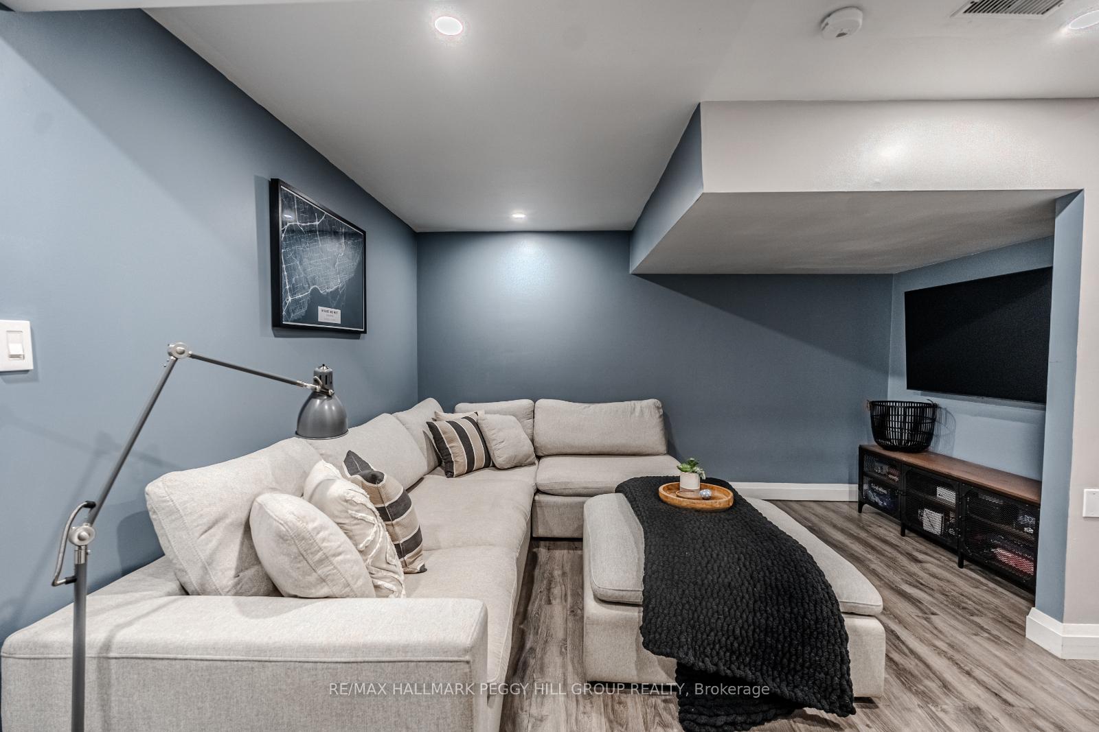 Photo 16 of 45 Ottaway Avenue, Barrie, Wellington — HOMEH