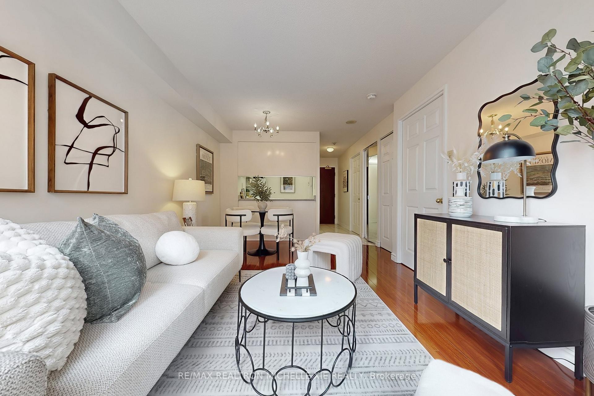 Front of Unit 1009, 736 Bay Street