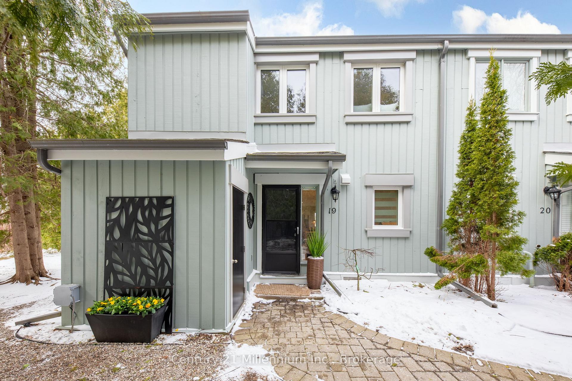 Front of Unit 19, 127 Fairway Crescent NE