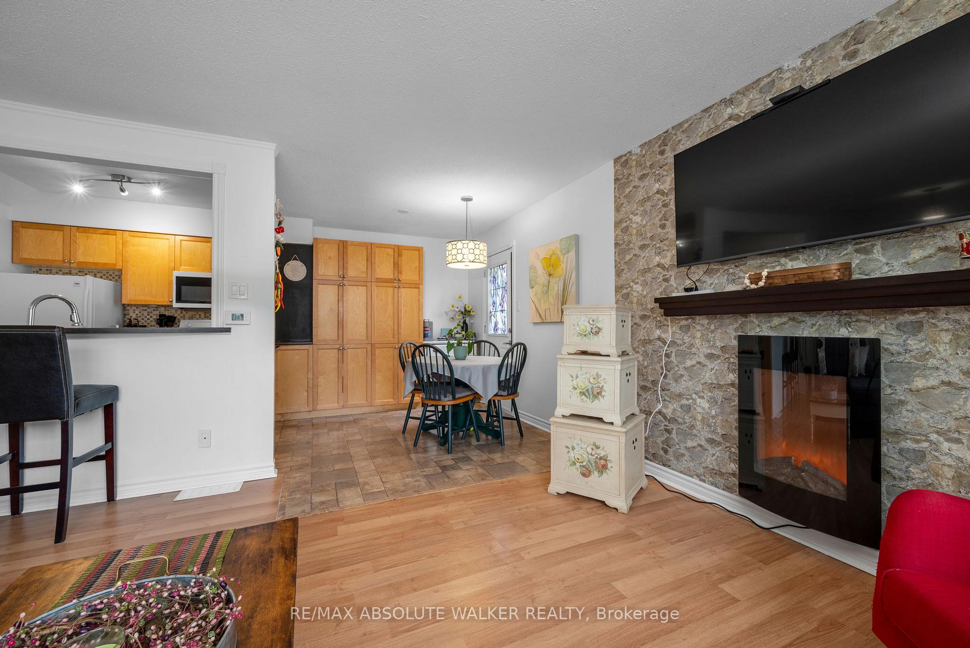 Photo 5 of 18D Sonnet Crescent, Ottawa, Westcliffe Estates — HOMEH