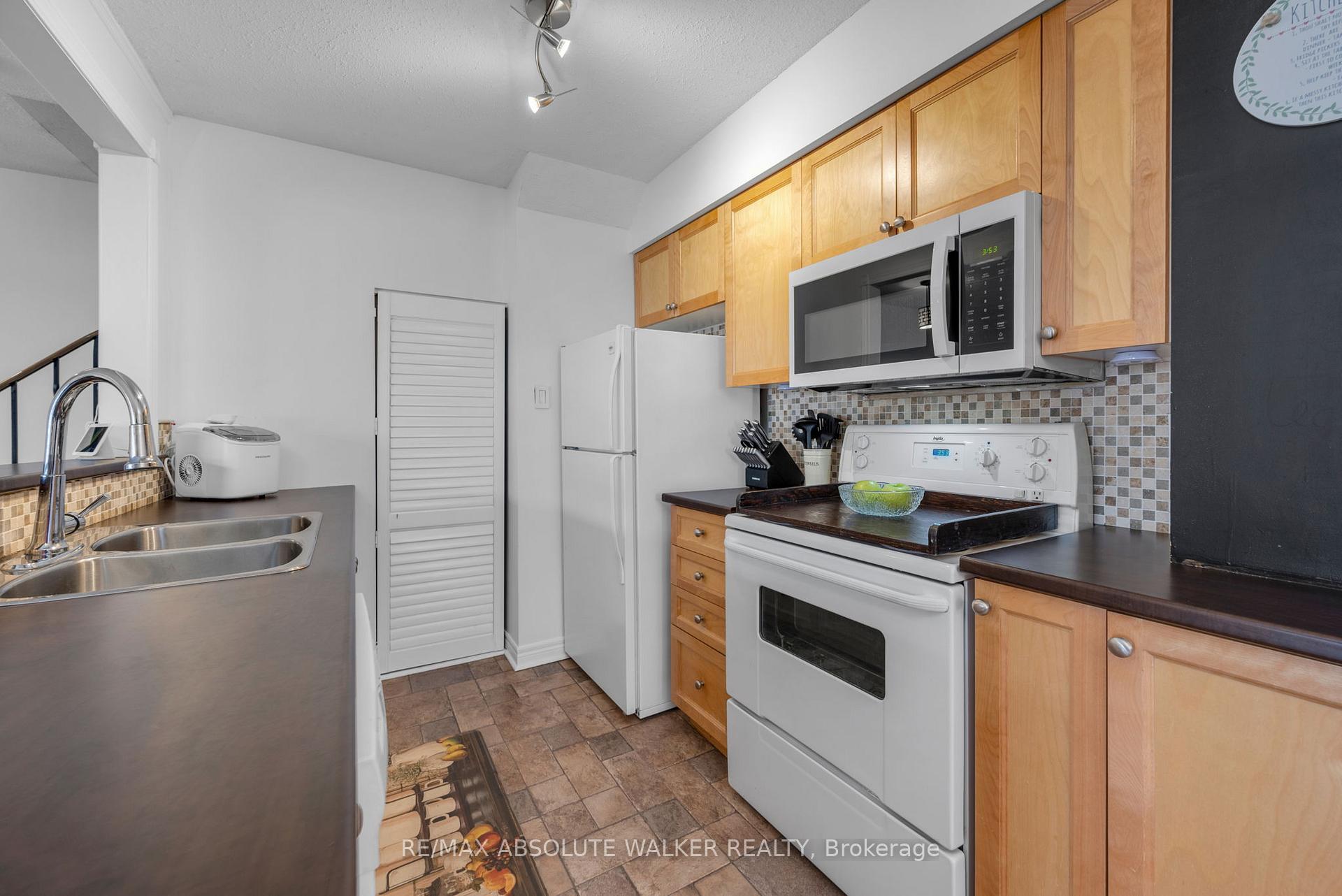 Photo 9 of 18D Sonnet Crescent, Ottawa, Westcliffe Estates — HOMEH