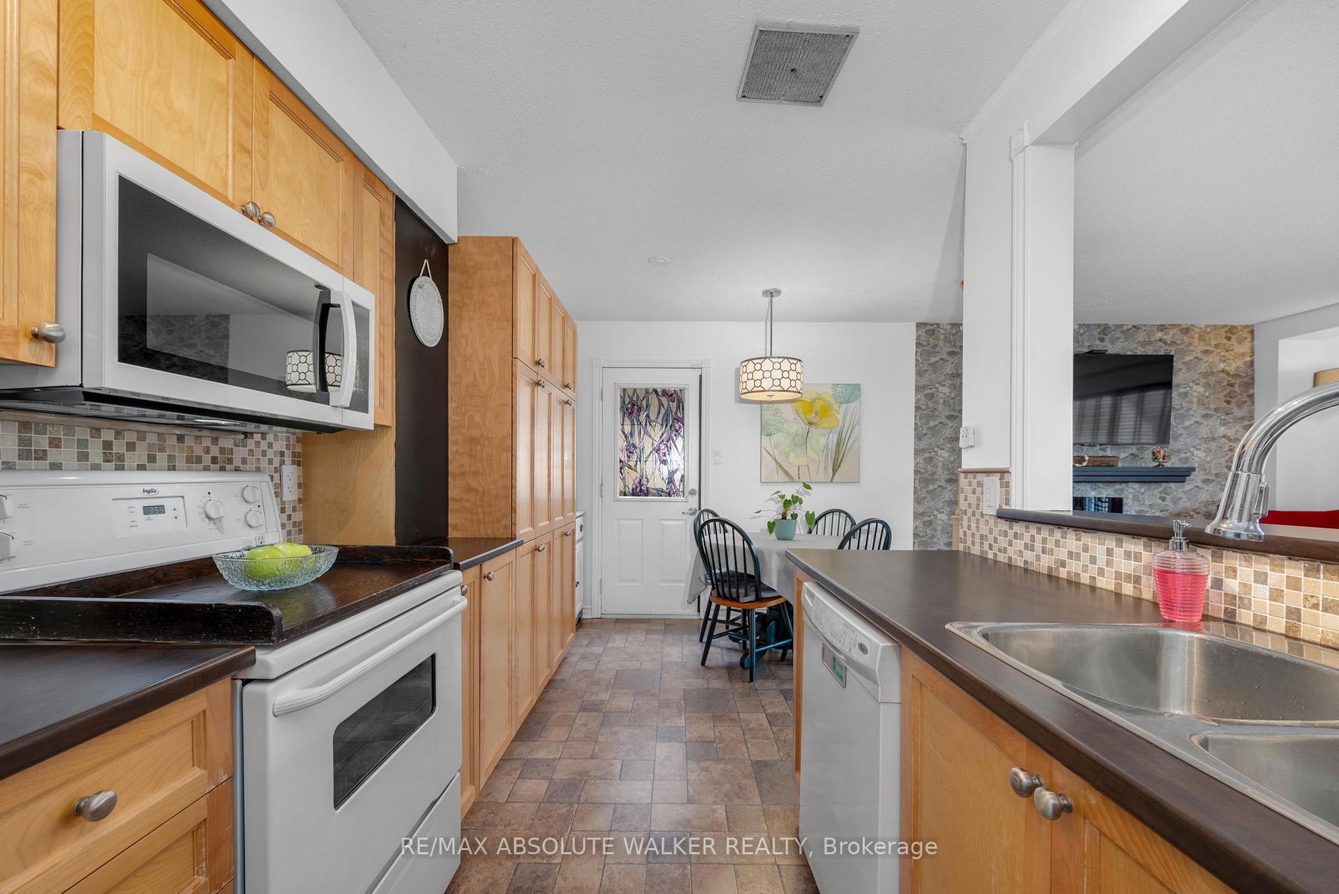 Photo 10 of 18D Sonnet Crescent, Ottawa, Westcliffe Estates — HOMEH