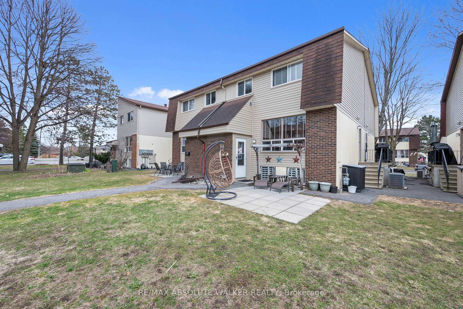 Photo 2 of 18D Sonnet Crescent, Ottawa, Westcliffe Estates — HOMEH