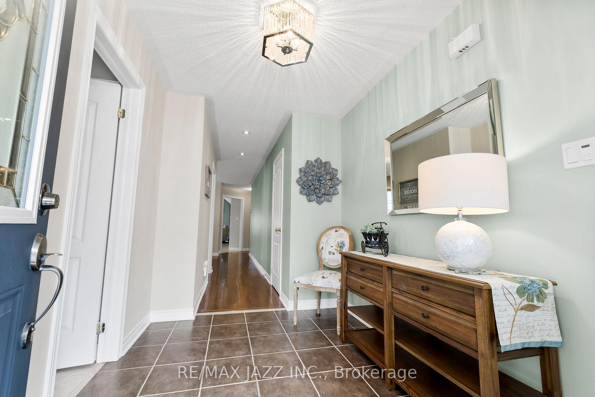 Photo 4 of Unit 6, 350 Lakebreeze Drive, Clarington, Newcastle — HOMEH