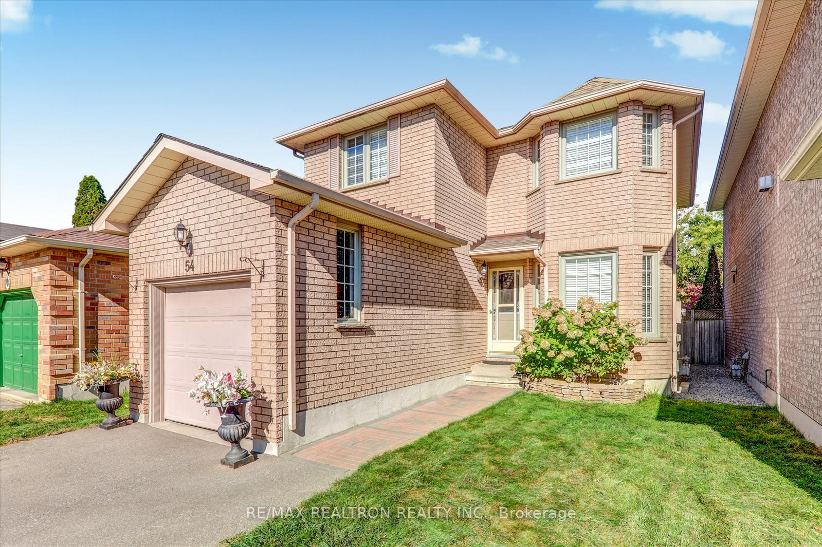 Photo 4 of 54 Stagemaster Crescent, Clarington, Courtice — HOMEH
