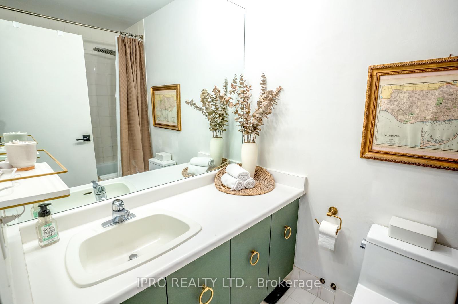 Photo 15 of Unit 211, 300 Coxwell Avenue, Toronto, Greenwood-Coxwell — HOMEH