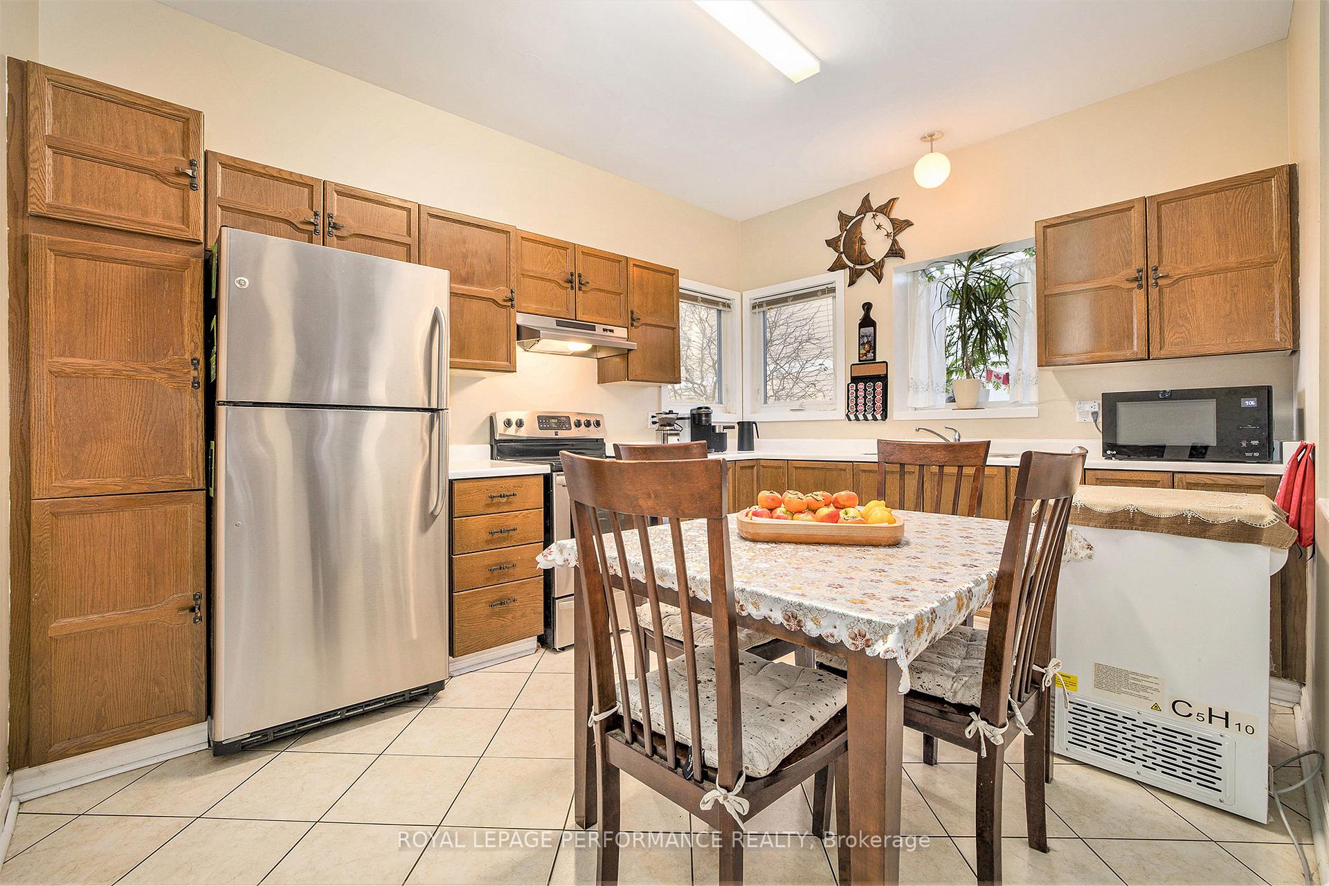 Photo 11 of Unit Unit A, 20 Shehyn Lane, Ottawa, Tanglewood — HOMEH