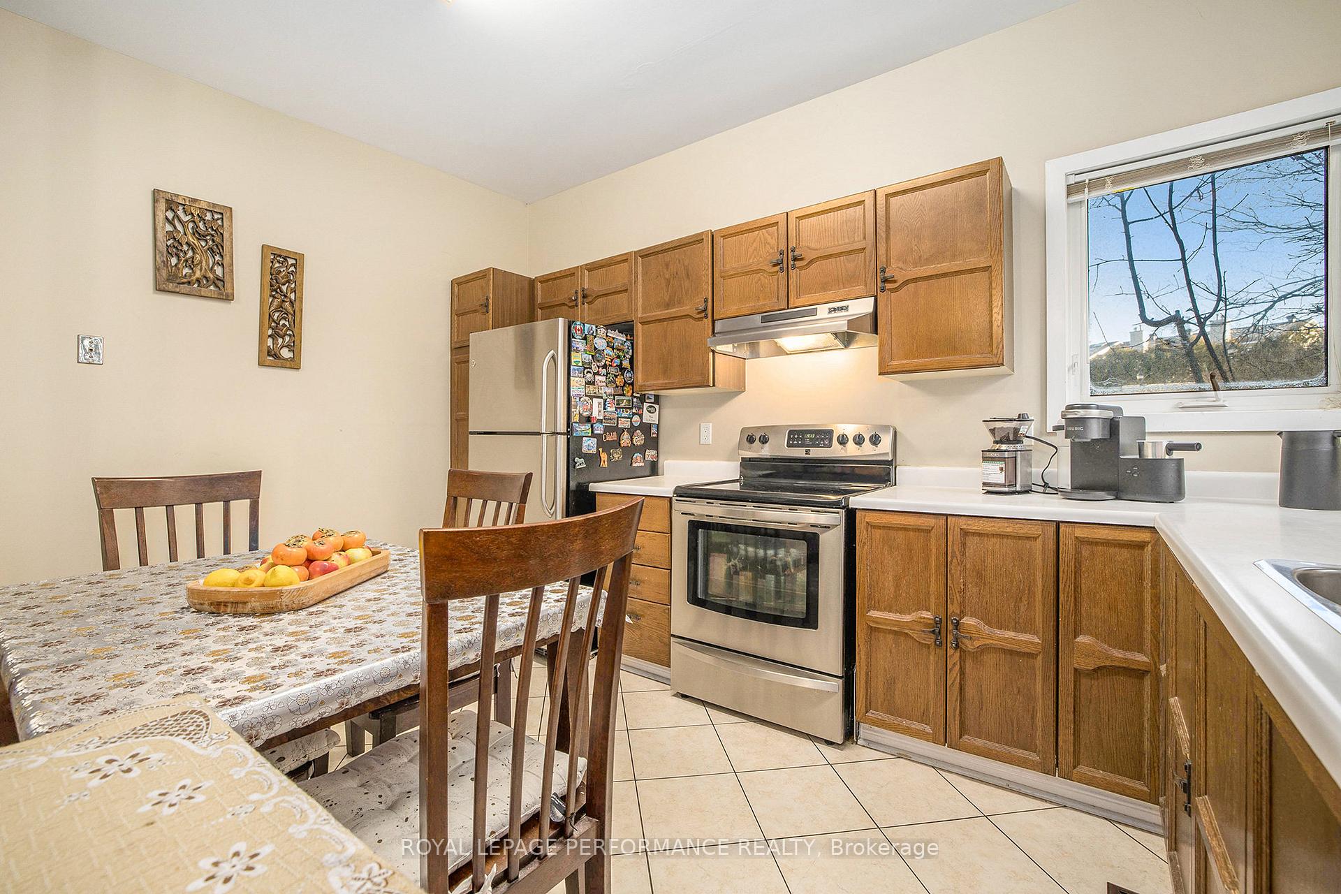 Photo 13 of Unit Unit A, 20 Shehyn Lane, Ottawa, Tanglewood — HOMEH