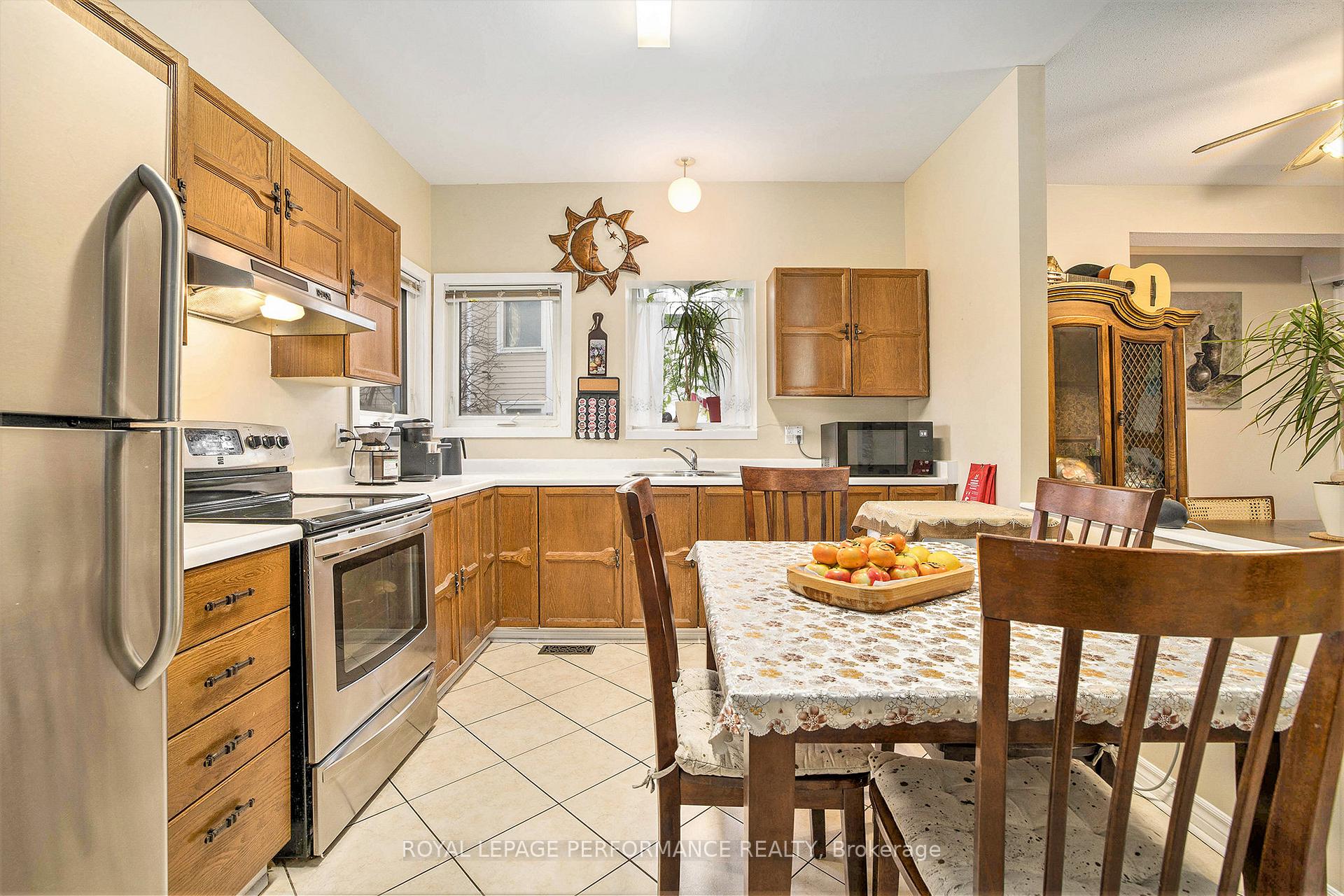 Photo 14 of Unit Unit A, 20 Shehyn Lane, Ottawa, Tanglewood — HOMEH