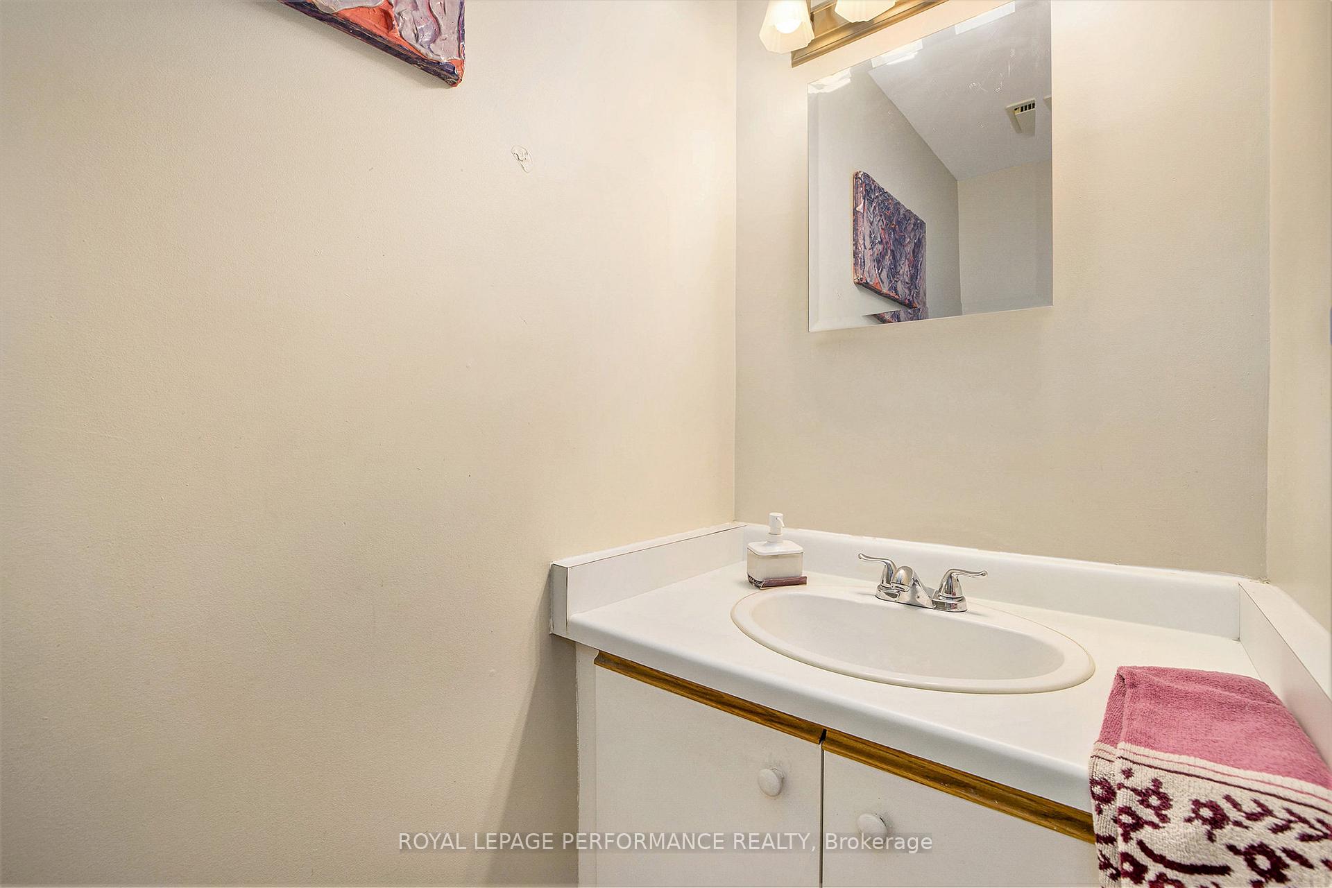 Photo 17 of Unit Unit A, 20 Shehyn Lane, Ottawa, Tanglewood — HOMEH