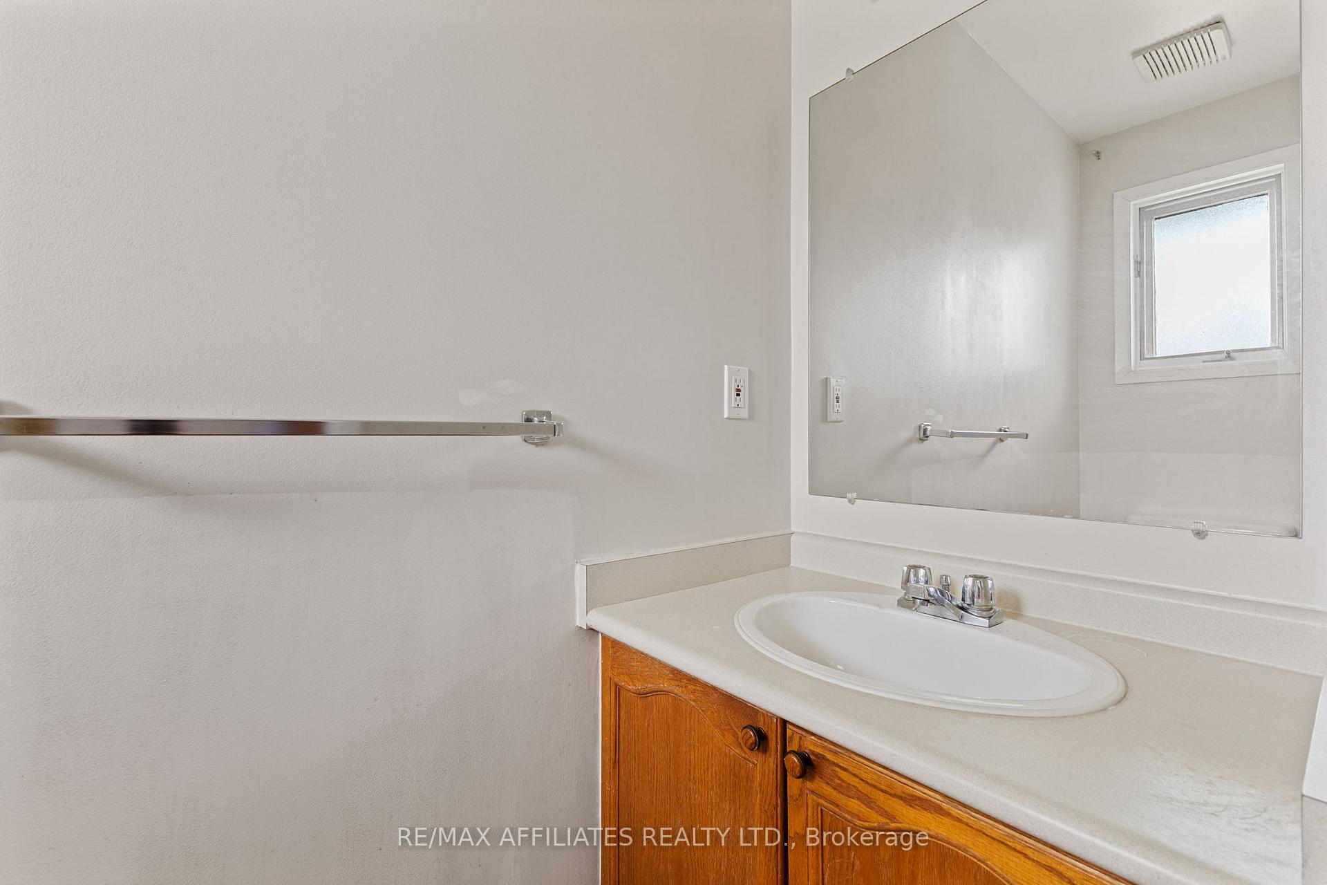 Photo 10 of 75 Saxton Private, Ottawa, Redwood Park — HOMEH