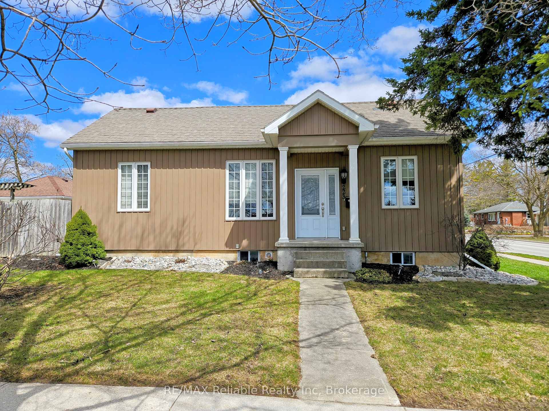 Photo 3 of 223 High Street, Central Huron, Clinton — HOMEH
