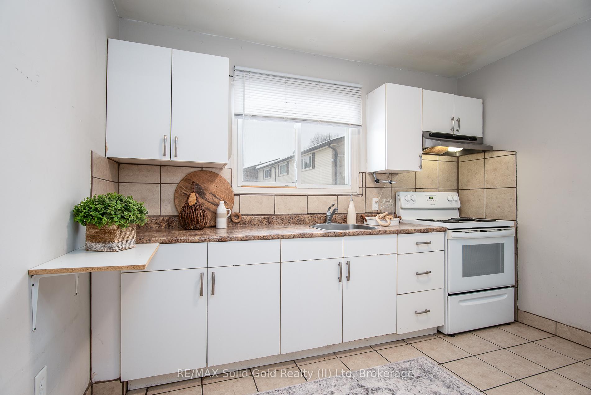 Photo 19 of Unit 21, 162 Jansen Avenue, Kitchener — HOMEH