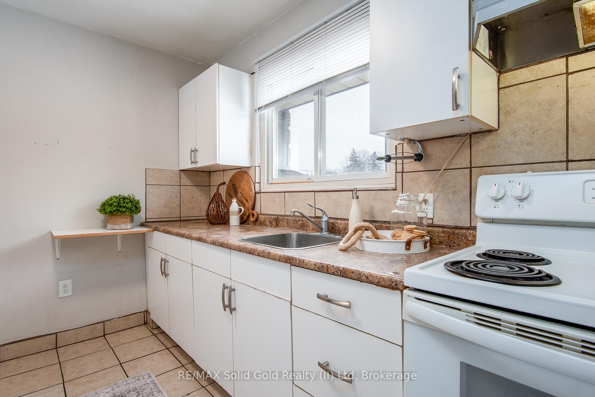 Photo 21 of Unit 21, 162 Jansen Avenue, Kitchener — HOMEH