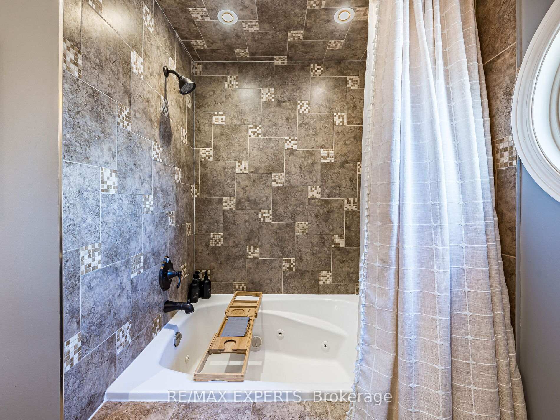 Photo 32 of 20 Foxchase Drive, Caledon, Bolton North — HOMEH