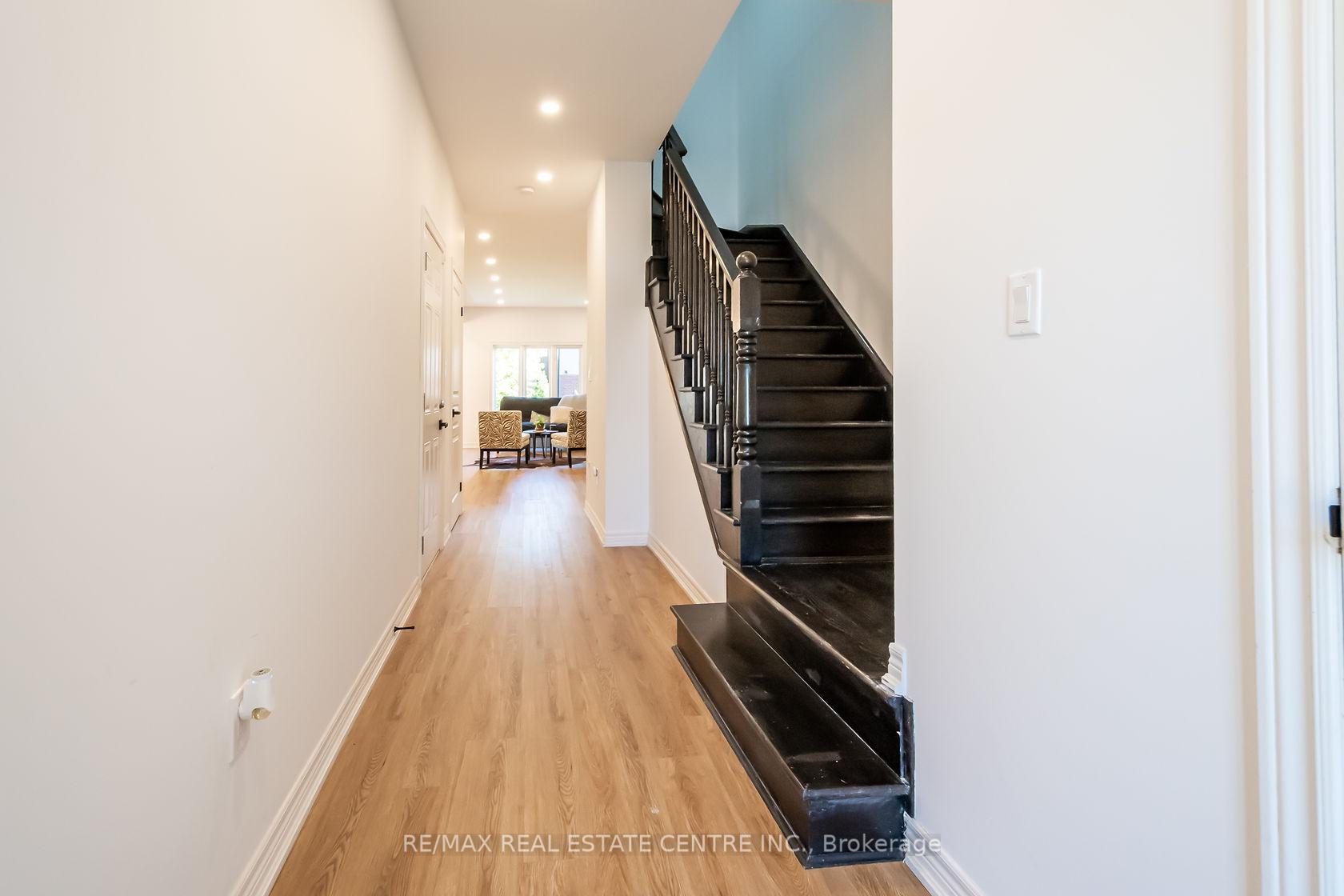 Photo 3 of Unit 19, 370 Stonehenge Drive, Hamilton, Ancaster — HOMEH