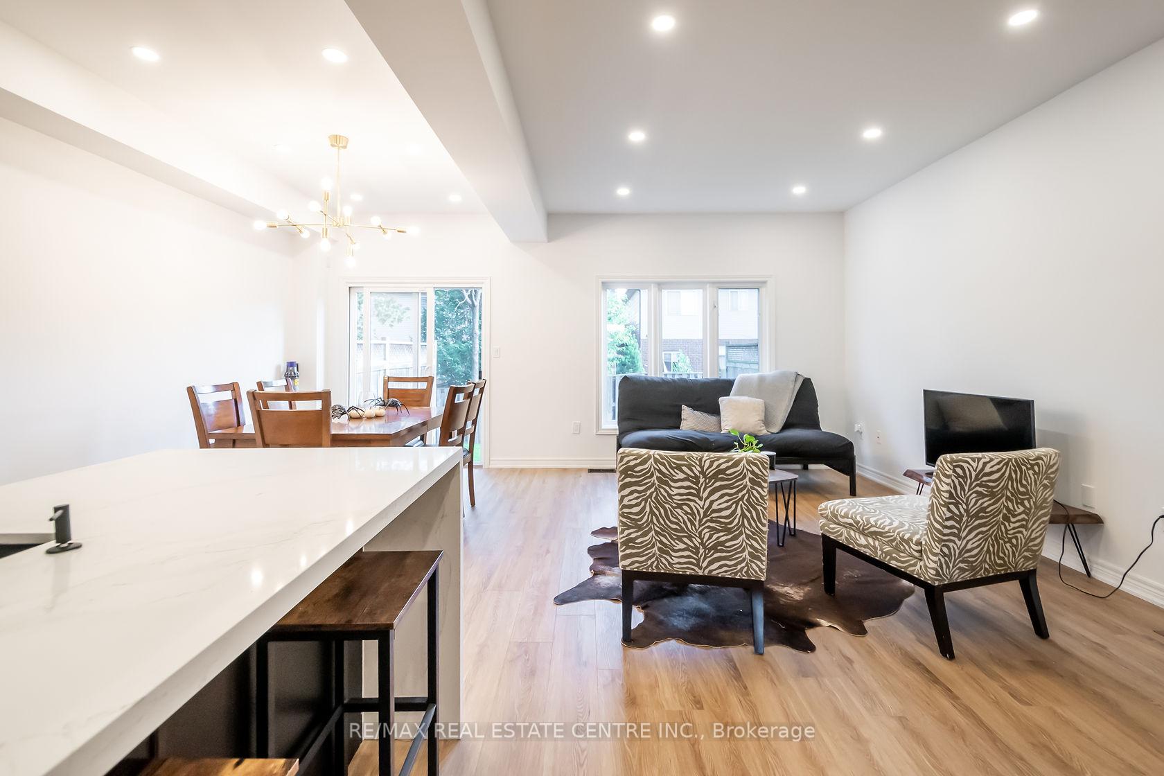 Photo 4 of Unit 19, 370 Stonehenge Drive, Hamilton, Ancaster — HOMEH