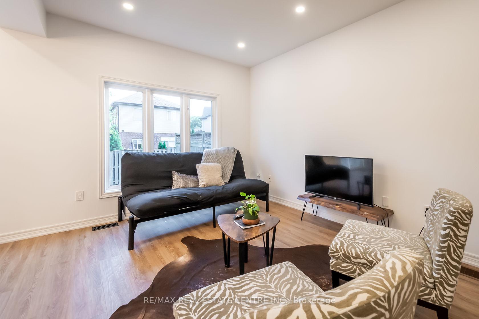 Photo 5 of Unit 19, 370 Stonehenge Drive, Hamilton, Ancaster — HOMEH
