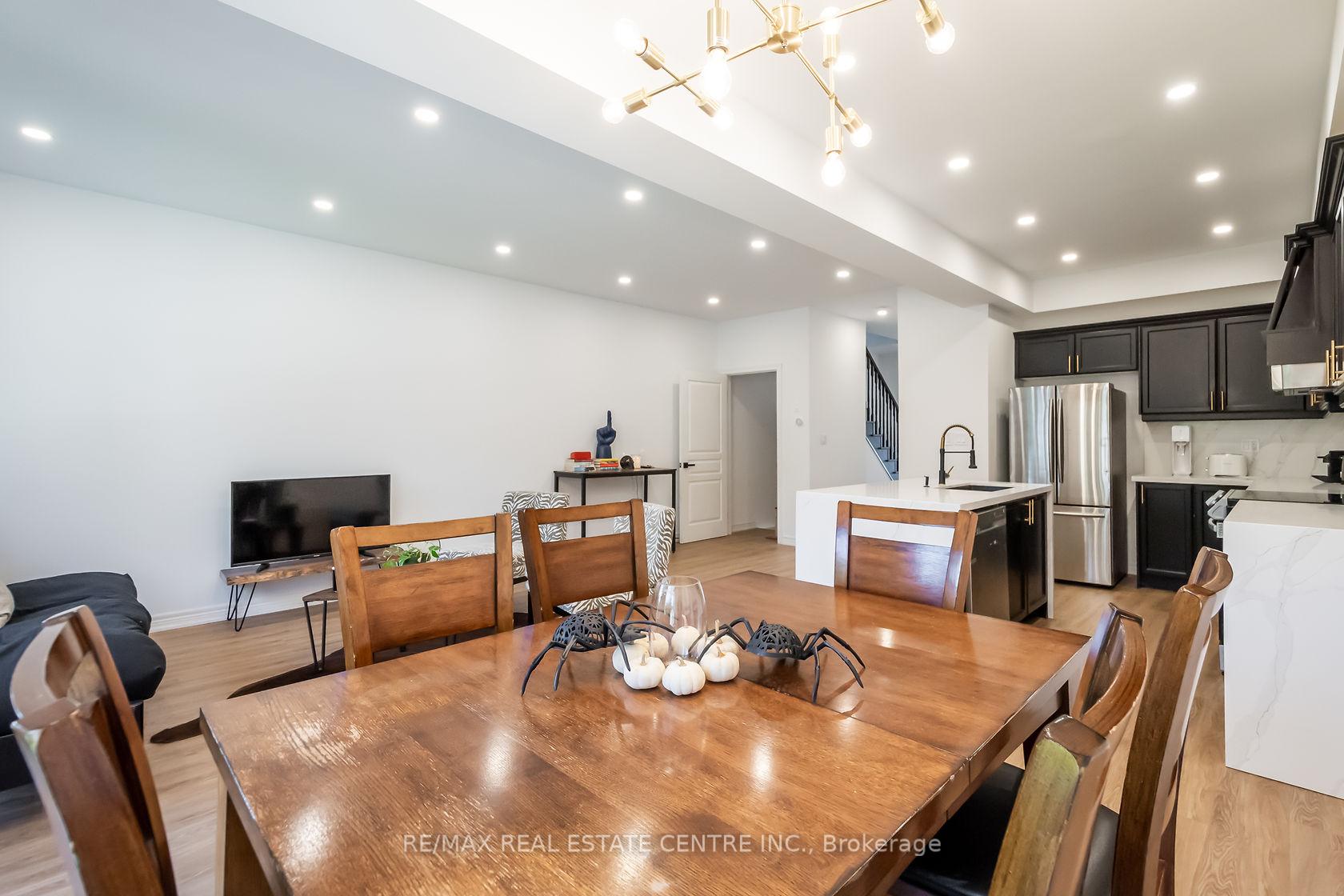Photo 11 of Unit 19, 370 Stonehenge Drive, Hamilton, Ancaster — HOMEH