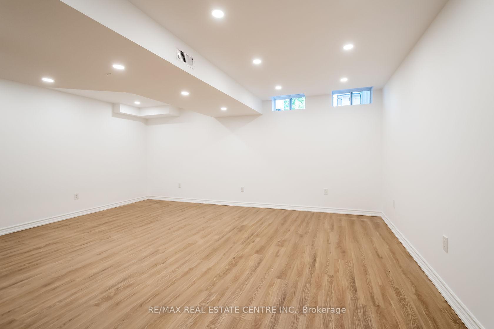 Photo 34 of Unit 19, 370 Stonehenge Drive, Hamilton, Ancaster — HOMEH