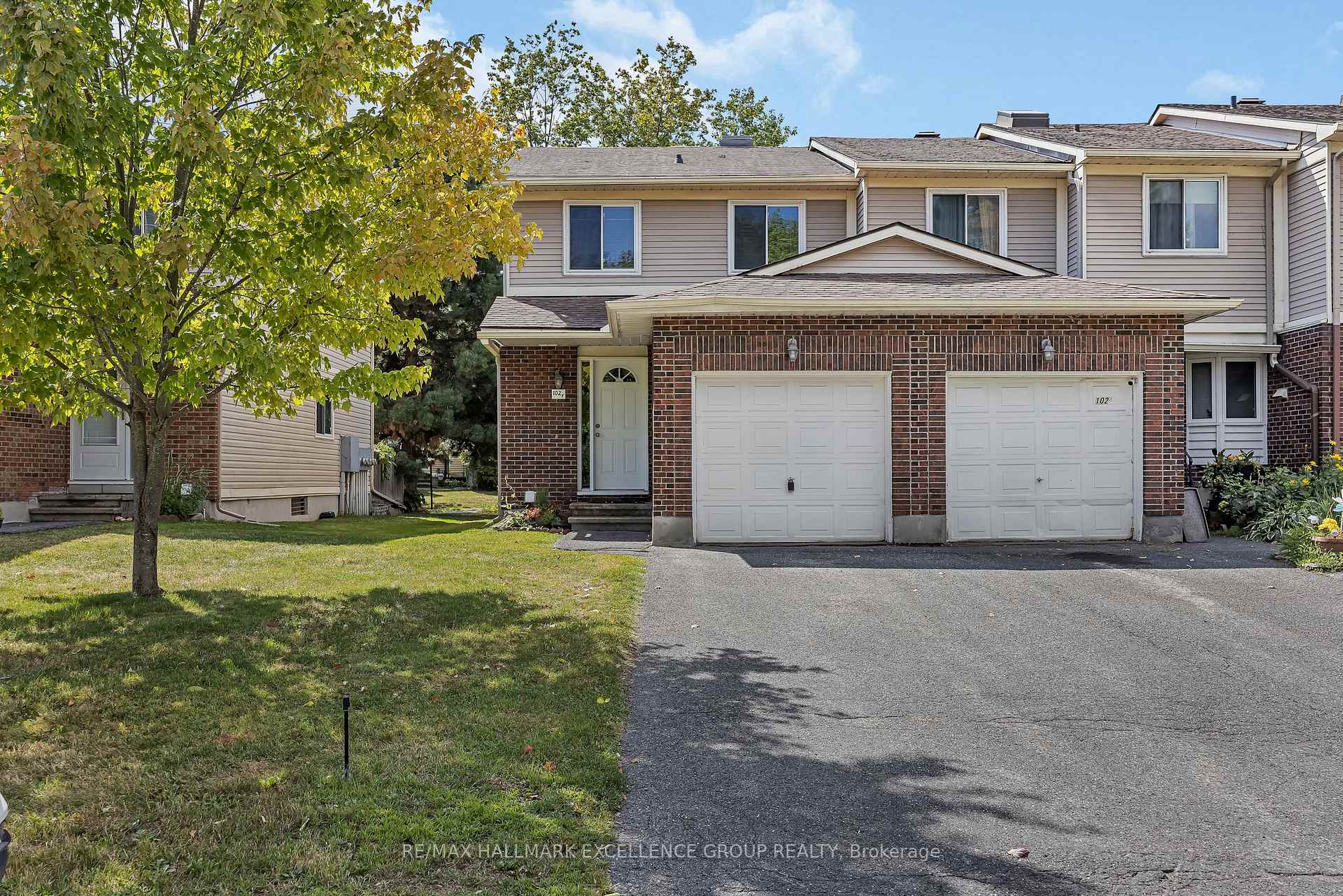 Photo 3 of 102F Valley Stream Drive, Ottawa, Leslie Park — HOMEH