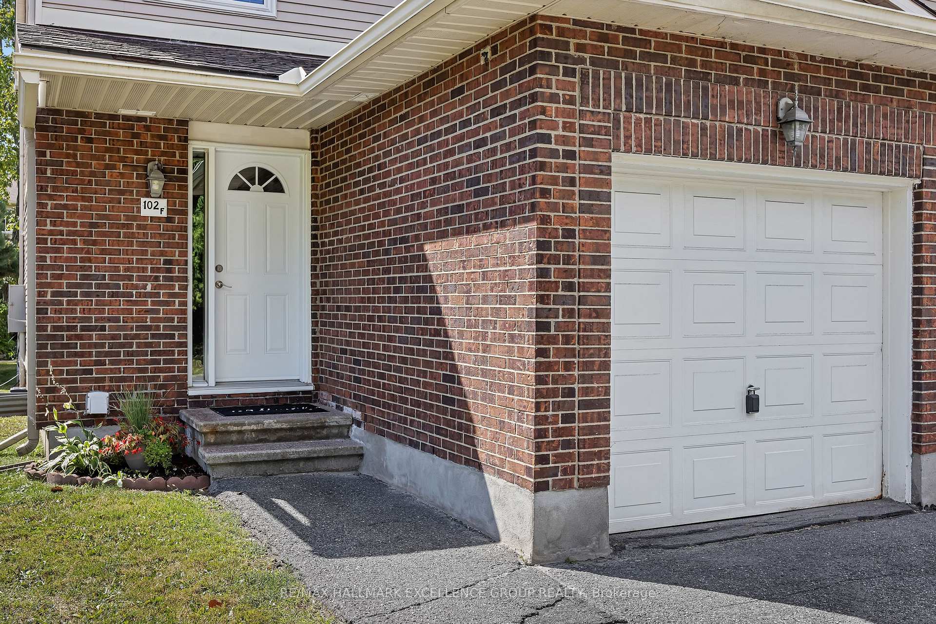 Photo 4 of 102F Valley Stream Drive, Ottawa, Leslie Park — HOMEH