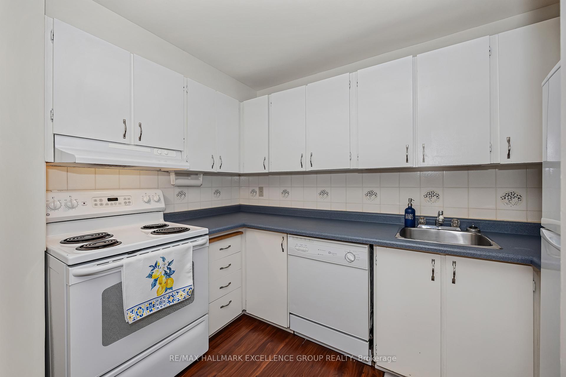 Photo 14 of 102F Valley Stream Drive, Ottawa, Leslie Park — HOMEH