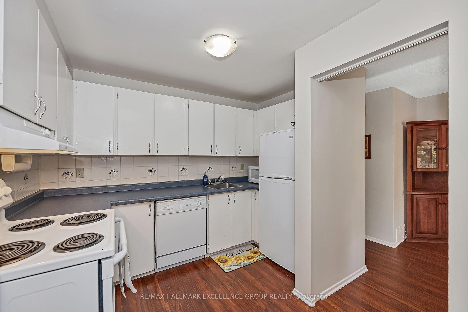 Photo 15 of 102F Valley Stream Drive, Ottawa, Leslie Park — HOMEH