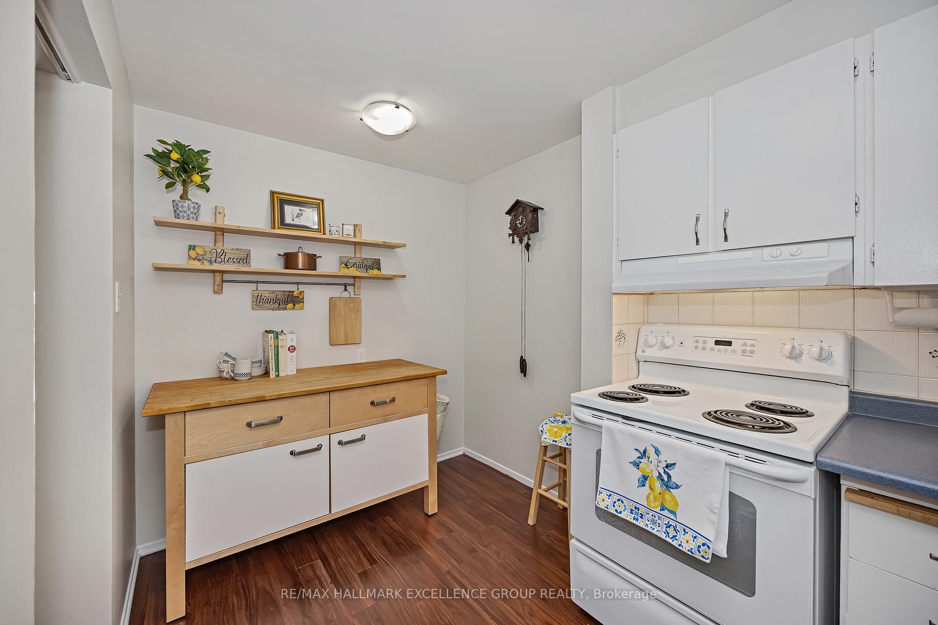 Photo 17 of 102F Valley Stream Drive, Ottawa, Leslie Park — HOMEH