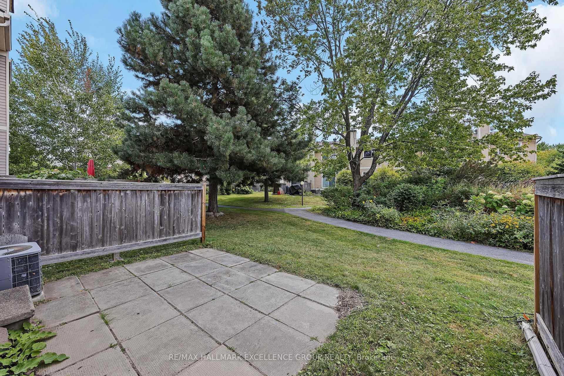 Photo 57 of 102F Valley Stream Drive, Ottawa, Leslie Park — HOMEH